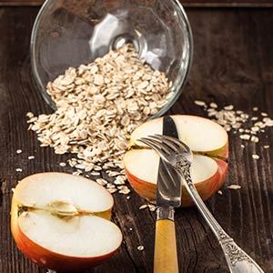 Cómo preparar agua de avena con canela y manzana