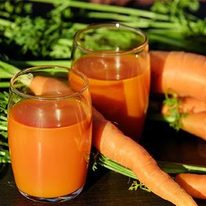 Zanahoria snack saludable en forma de zumo