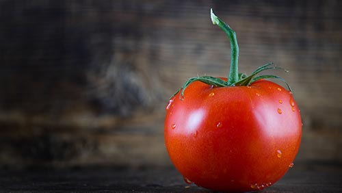 Que beneficios tiene el tomate crudo