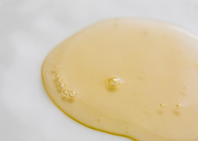 Cómo aplicar el aceite de almendras y ricino en las pestañas
